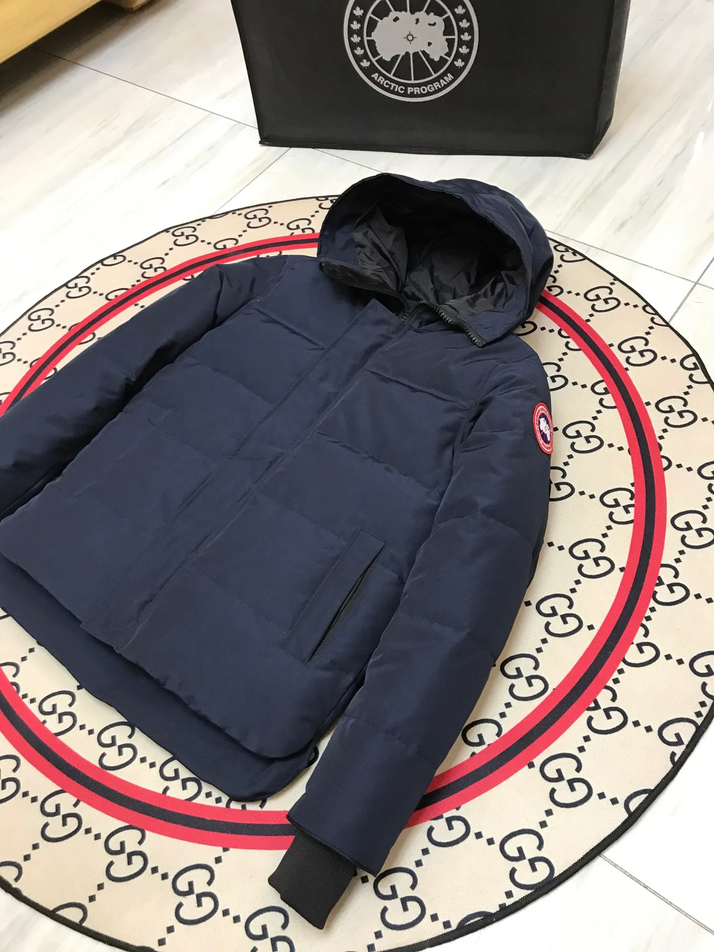 P640 Canada Goose MacMillan parka 17 styles for men and women, short style without fur collar, Arctic and Antarctic scientific expedition teams and others choose Canada Goose as their winter wear, the Rolls-Royce of down jackets. ➖ Industry-leading anti-counterfeiting chip sensing. ➖ Imported Behringer embroidery machines and customized embroidery labels, the highest level and industry leading. ➖ Imported Korean 21-count polyester-cotton blended original fabric, TC85 waterproof coated fabric, water-repellent, windproof and wear-resistant. ➖ The new national standard 80 white duck down is filled with an average of 520 grams of down. The amount of down filled is industry-leading. ➖ 100% nylon lining with double double-layer sealing design to prevent velvet running, and seamless thread design on the cuffs! ➖ Western Canadian Green Wolf Collar. ➖ Yoshida YKK provides original factory-customized electroplated sliders. YKK two-way lockable zippers are tight and smooth and do not peel off paint. ➖ 3M composite Velcro is durable and the accessories and hardware are all custom-made. Note: Our copywriting is only simple and clear. Instead of bragging about the copywriting, it is better to compare and understand with samples. Only for the purest goose, the most dedicated, the most professional, the highest quality, the highest cost performance! Color: green gray red off-white navy black SIZE: S-XXL [with size chart]